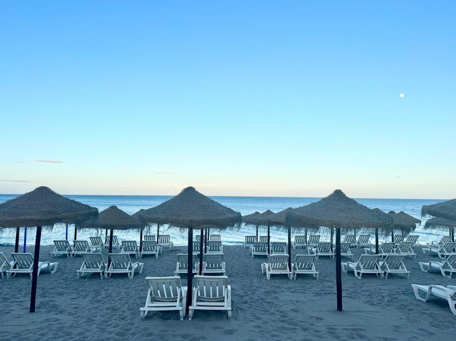 Costa Del Sol Seaside Studio - 5 Mins From Beach フエンヒロラ エクステリア 写真