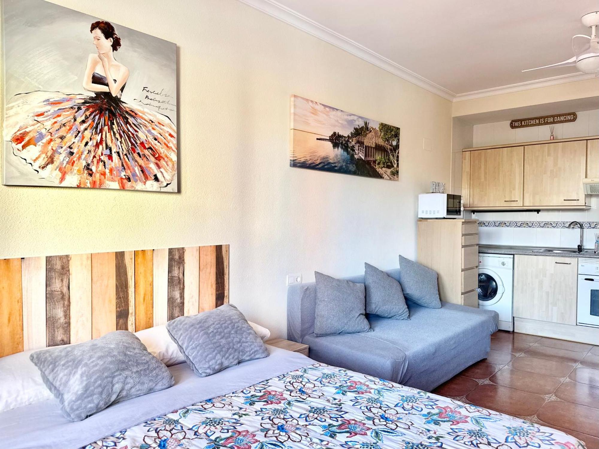 Costa Del Sol Seaside Studio - 5 Mins From Beach フエンヒロラ エクステリア 写真